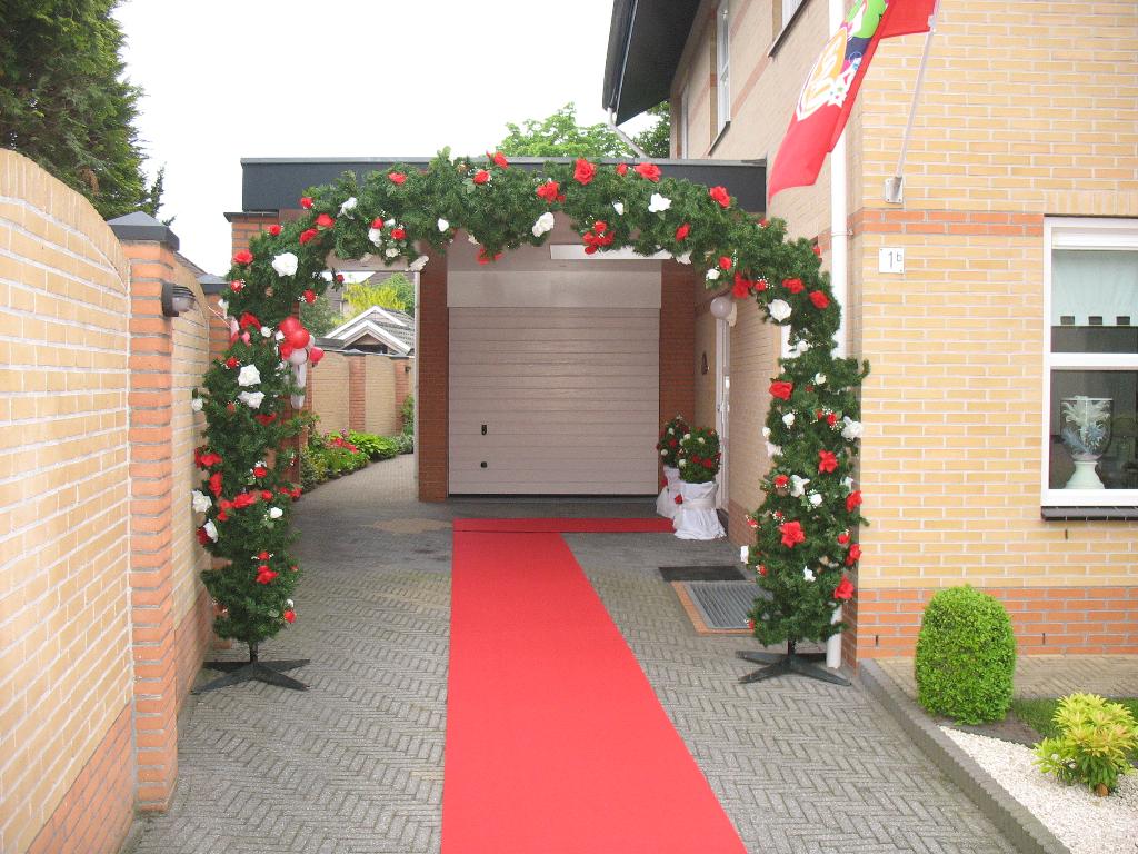 Mooie groene met rood+witte bloemen ereboog te koop, Hobby en Vrije tijd, Feestartikelen | Verhuur, Gebruikt, Geboorte of Huwelijk