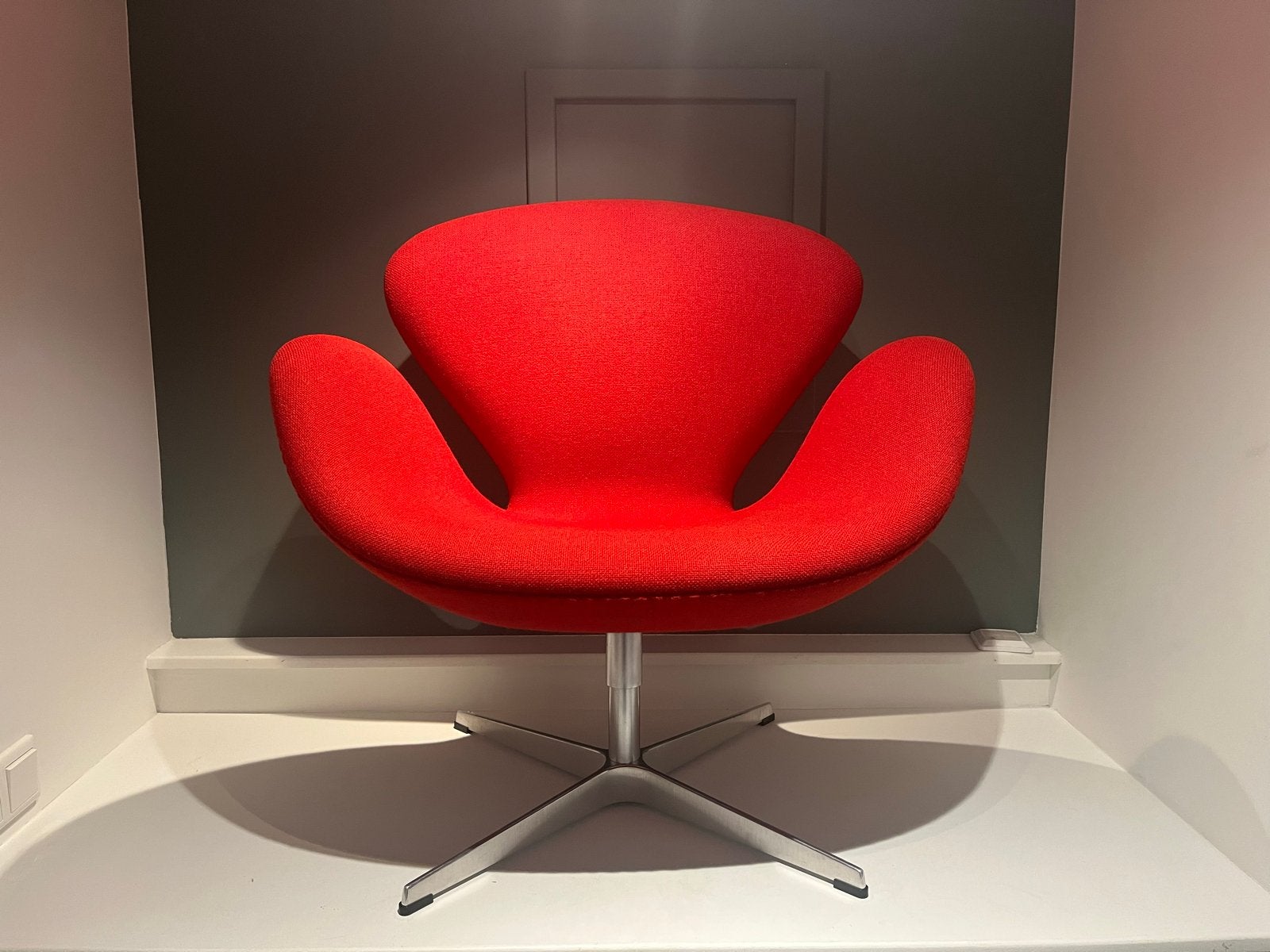 Fritz Hansen Swan Chair - Arne Jacobsen - Showroommodel, Huis en Inrichting, Stoelen, Ophalen, Zo goed als nieuw, Rood, Eén