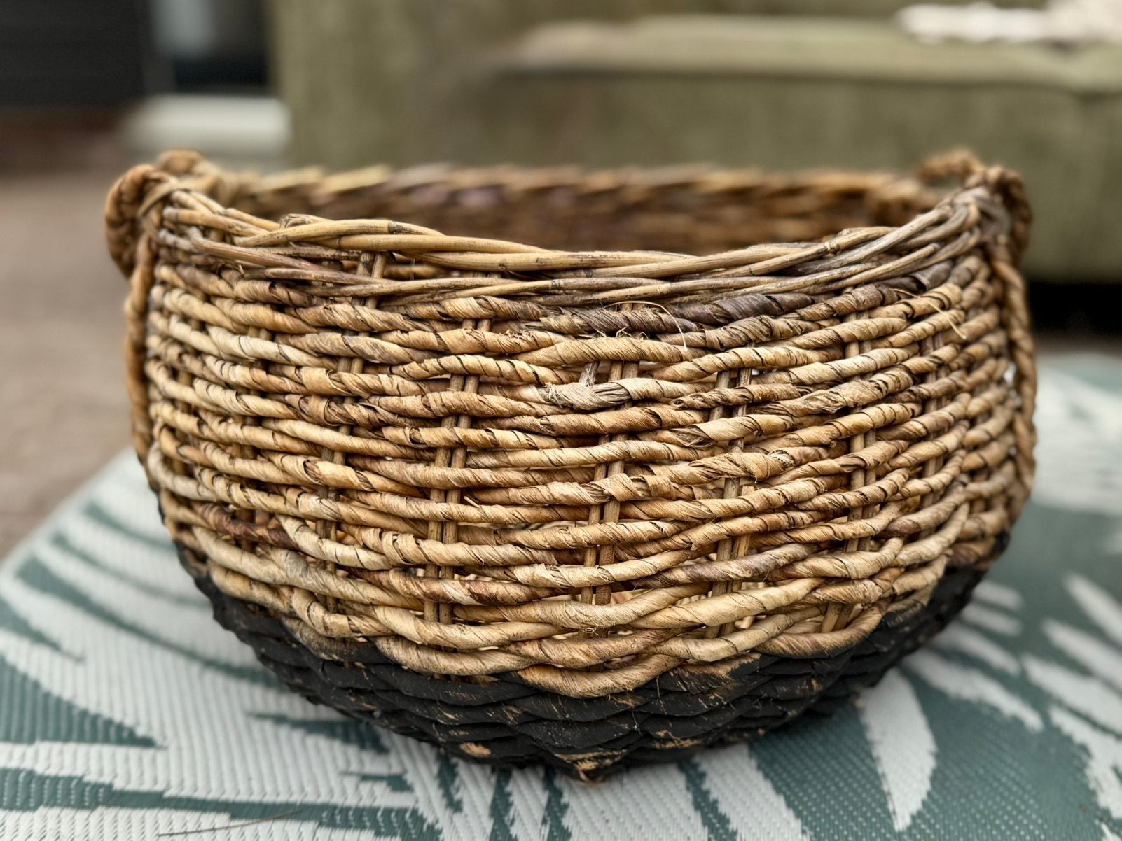 Grote robuuste gevlochten mand – riet/zwart, Huis en Inrichting, Woonaccessoires | Schalen en Manden, Rond, Riet, Ophalen