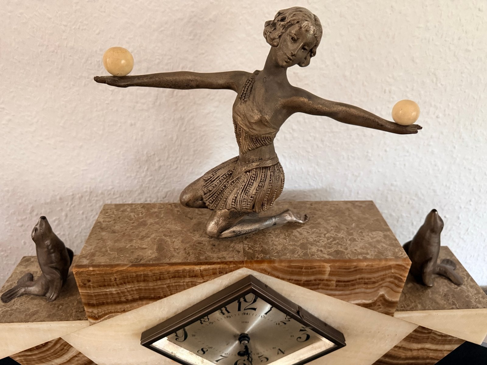 Art Deco Pendule met Vrouw en Zeehonden - 56 cm Breed, Ophalen