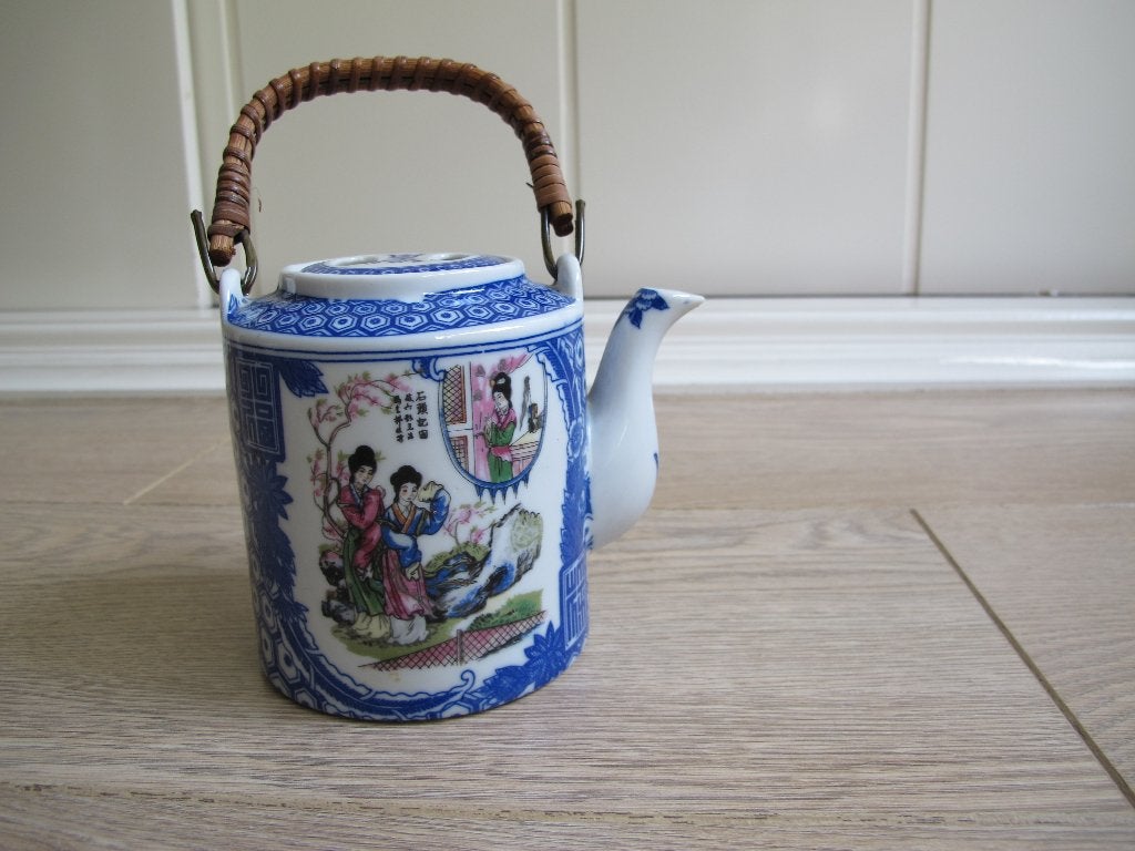 Blauw-wit porselein theepot met Oosters decor,bamboe handvat, Huis en Inrichting, Aziatisch, Gebruikt, Ophalen of Verzenden, Theepot