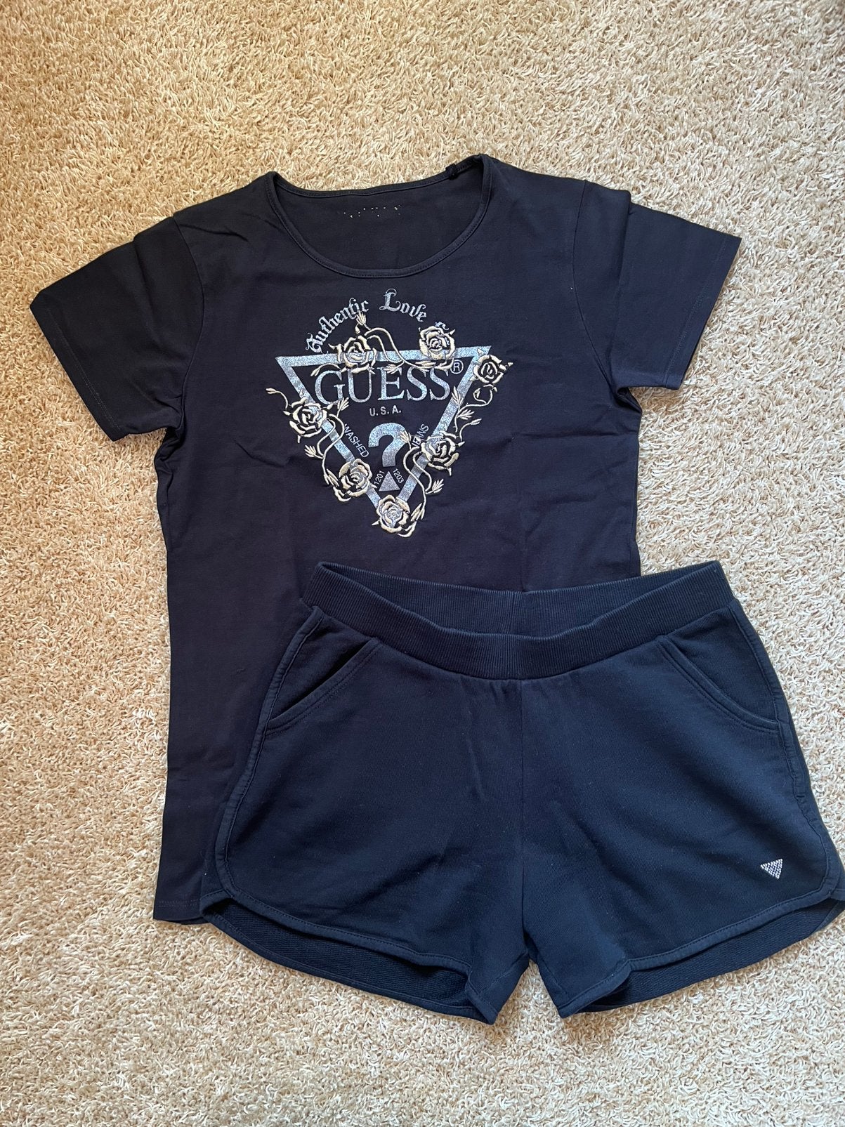 Guess shirt zwart goud/zilver logo mt. S, Zwart, Ophalen of Verzenden, Zo goed als nieuw, Korte mouw