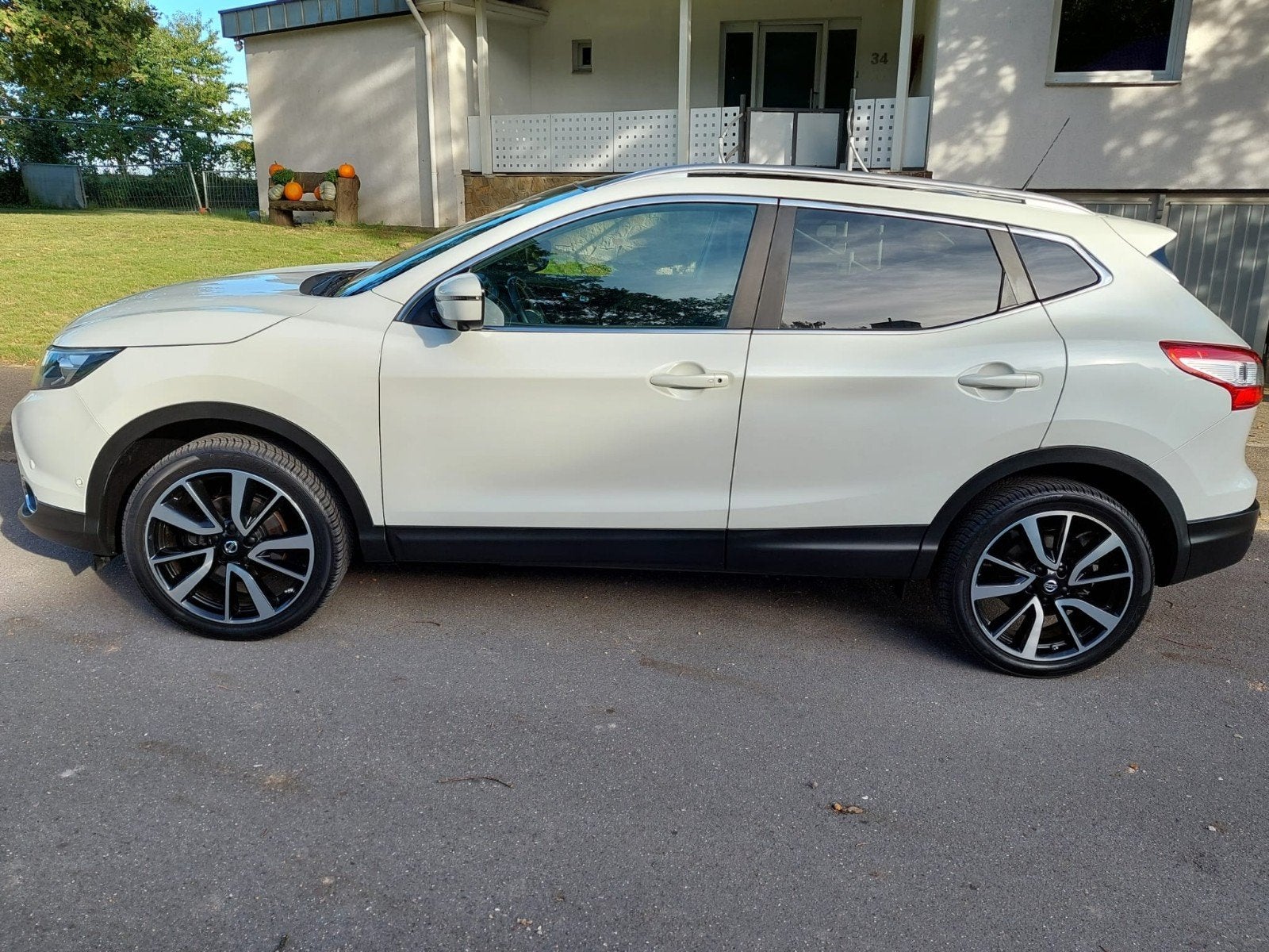Nissan Qashqai, vol,leer,pan.dak,navi,afn trekh,el,st,sp,ram, Voorwielaandrijving, Zwart, 4 cilinders, Wit