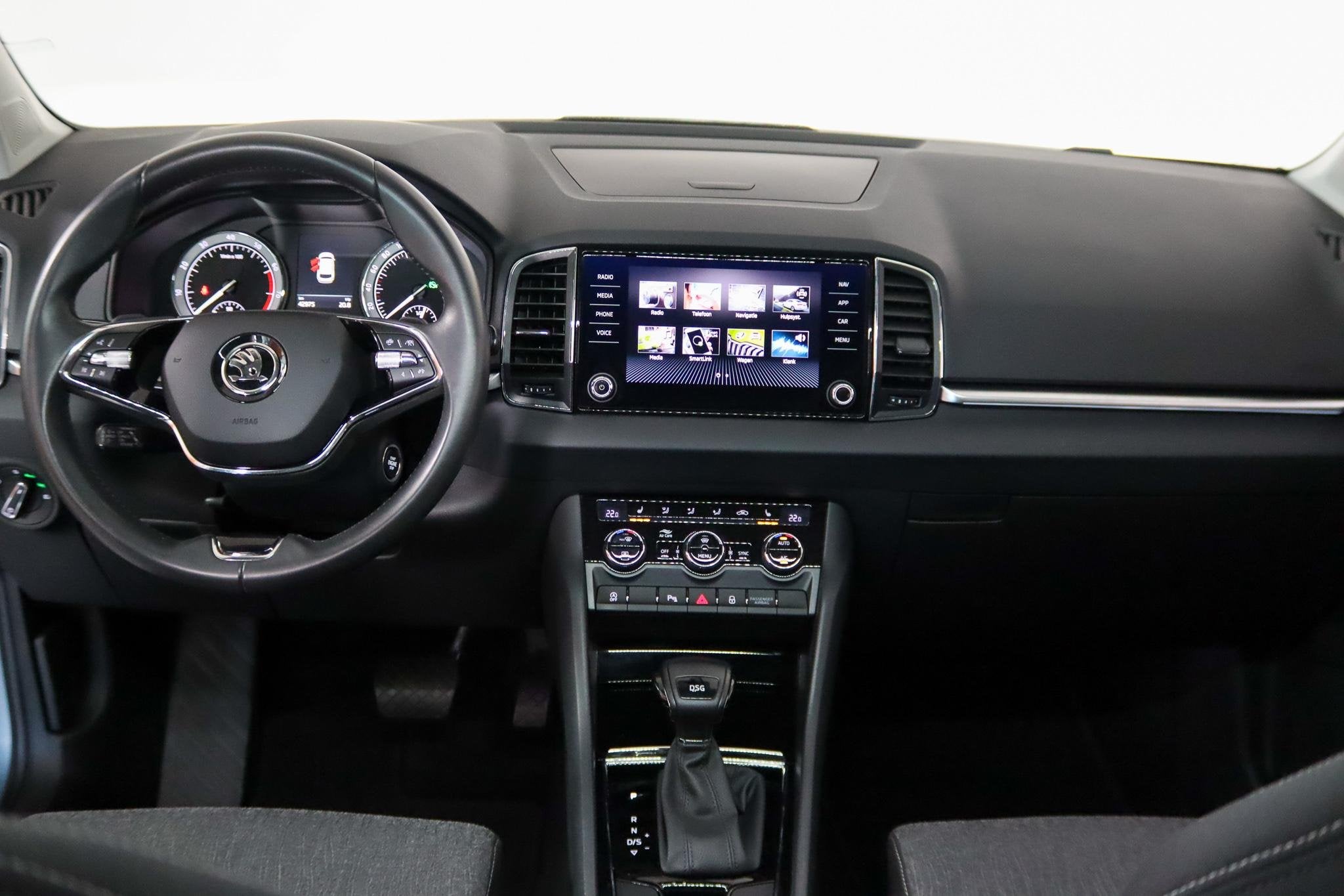 Skoda Karoq 1.5 TSI ACT Business Edition Plus Trekhaak, ACC,, Dealer onderhouden, Stof, 4 cilinders, SUV of Terreinwagen