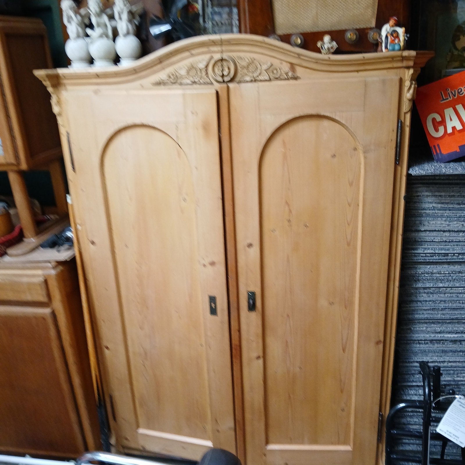 Antieke perenhouten kast met sierlijke details, Ophalen