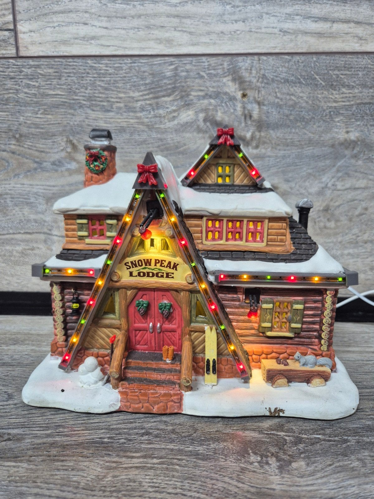 lemax snow peak lodge verlicht originele doos kerstdorp, Diversen, Kerst, Ophalen of Verzenden, Zo goed als nieuw