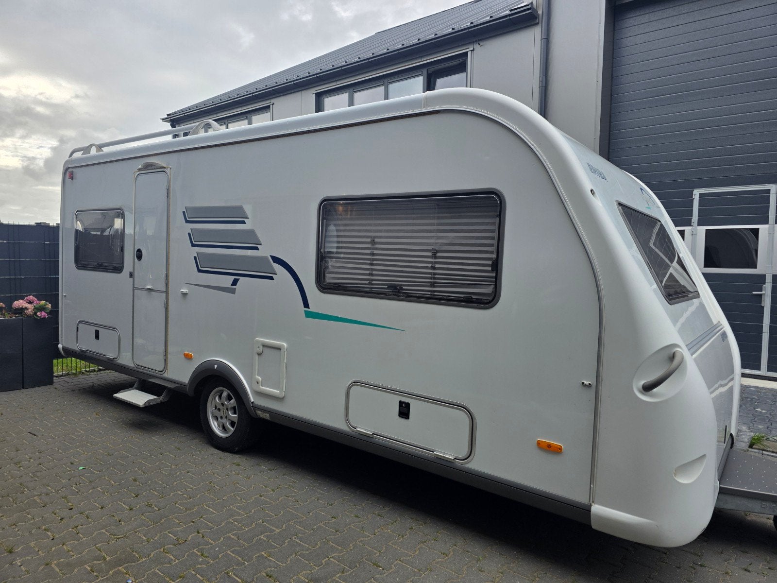 Hymer Eriba incl kinderkamer, voortent en luifel, Particulier, Rondzit