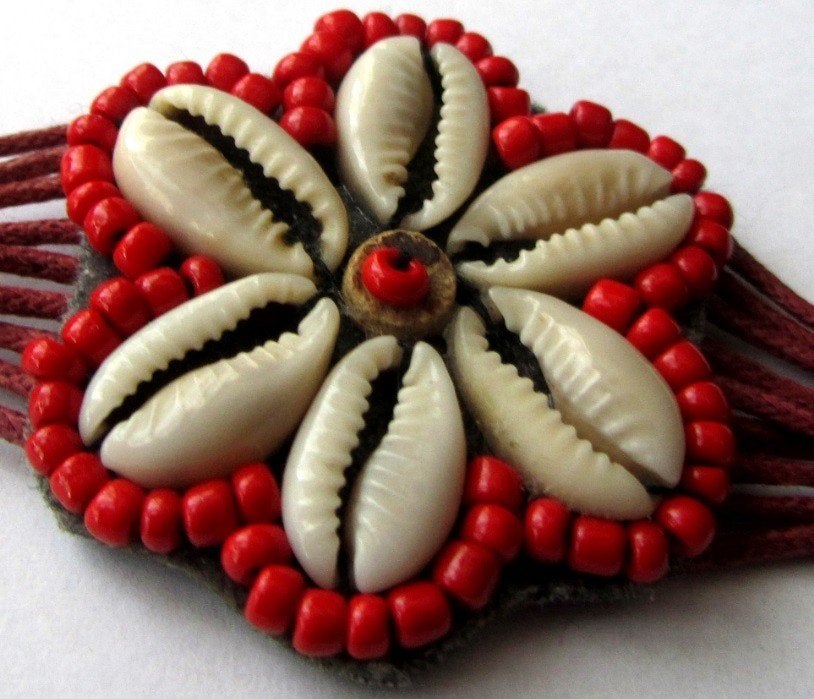 Mooie Rode Armband Cypraea Schelpen, Armband Bloem Schelpjes, Verzenden, Zo goed als nieuw, Rood, Met edelsteen
