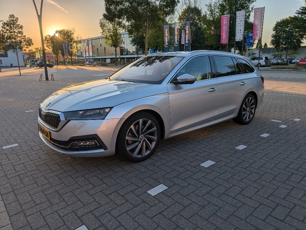 Skoda Octavia 1.5 TSI Greentech 150pk 2020 Grijs Panaroma, Voorwielaandrijving, 1498 cc, 4 cilinders, Leder en Stof