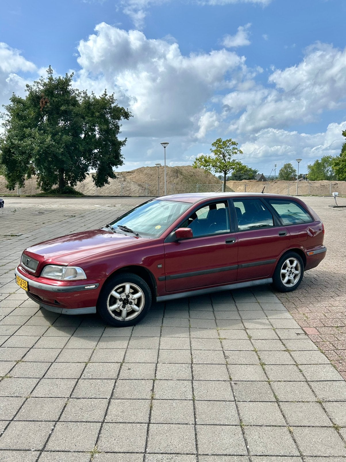 GEZOCHT: volvo v40 1998 bordeaux rode motorkap, Gebruikt, Voor, Ophalen of Verzenden, Volvo