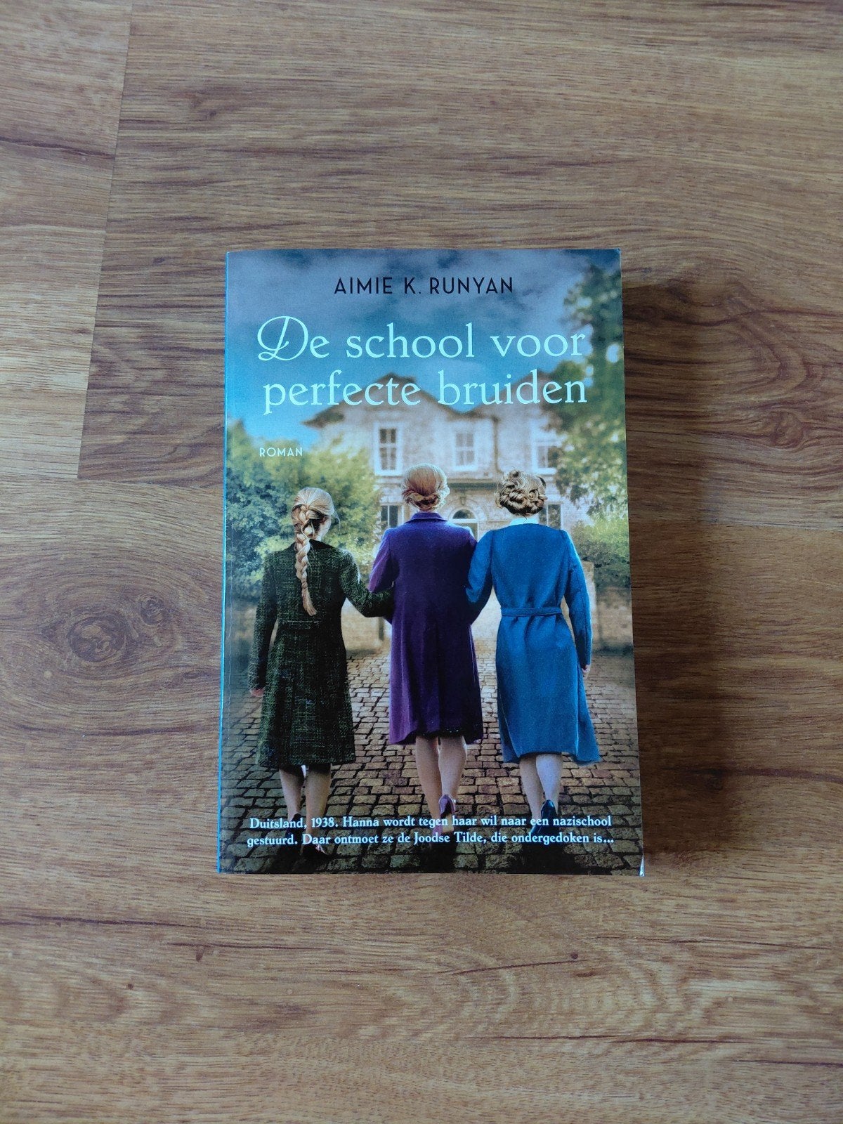 Roman • Aimie K. Runyan - De school voor perfecte bruiden, Ophalen of Verzenden, Zo goed als nieuw, Aimie K. Runyan