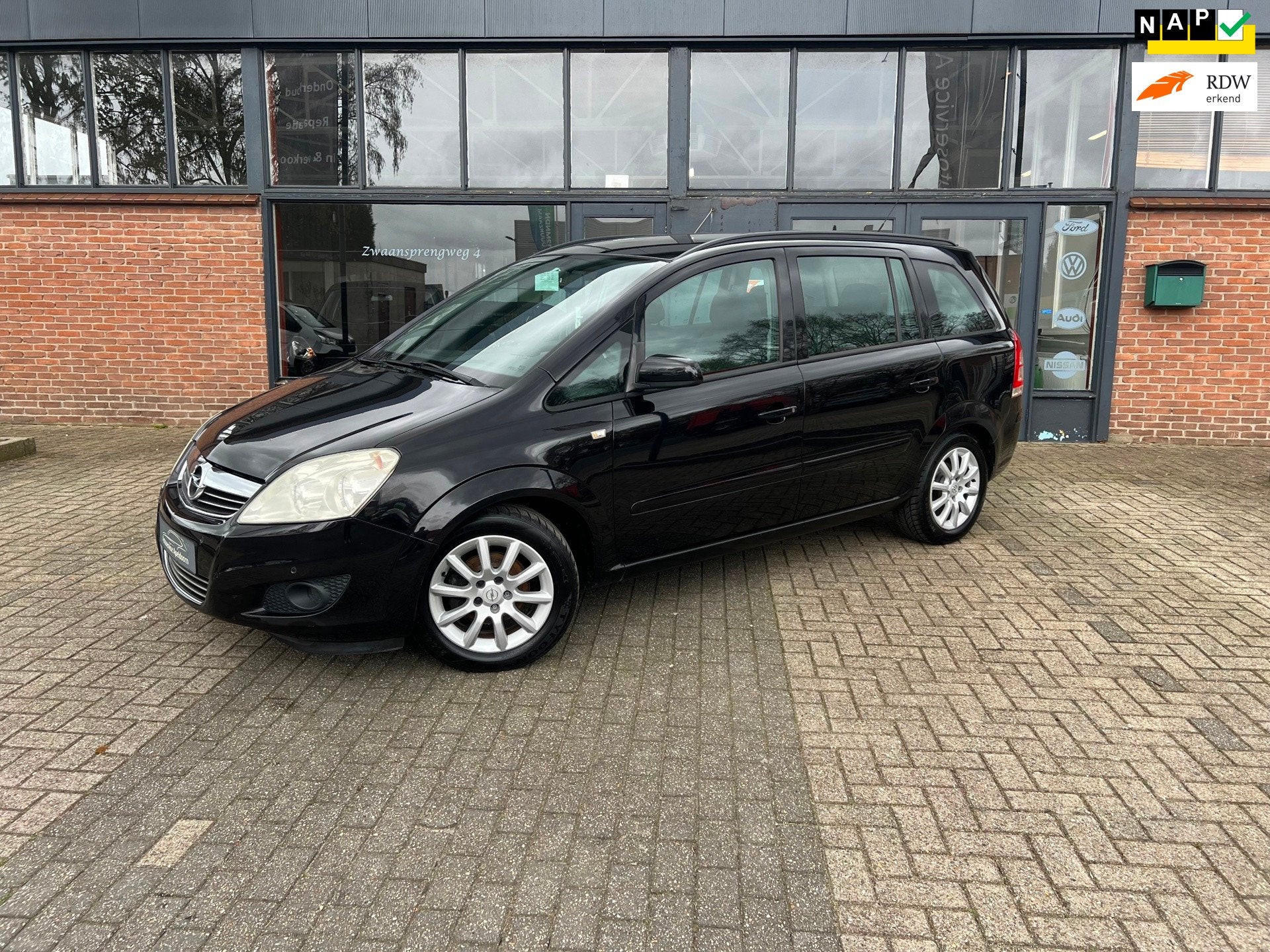 Opel Zafira 1.6 Temptation, Airco, Navi, Trekhaak, Voorwielaandrijving, Gebruikt, Zwart, 4 cilinders