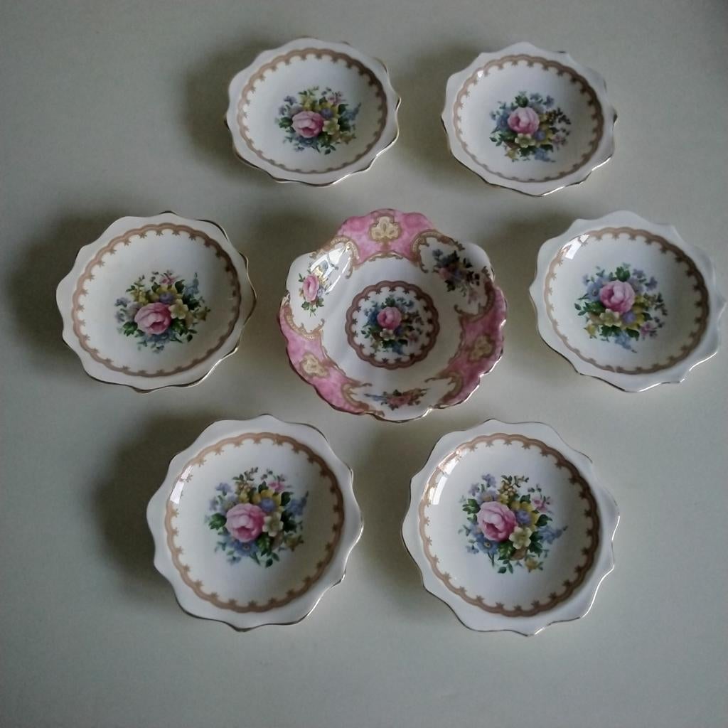 Royal albert lady carlyle,  theepot, Bonbonschaaltje  enz, Overige typen, Ophalen of Verzenden, Zo goed als nieuw, Overige stijlen
