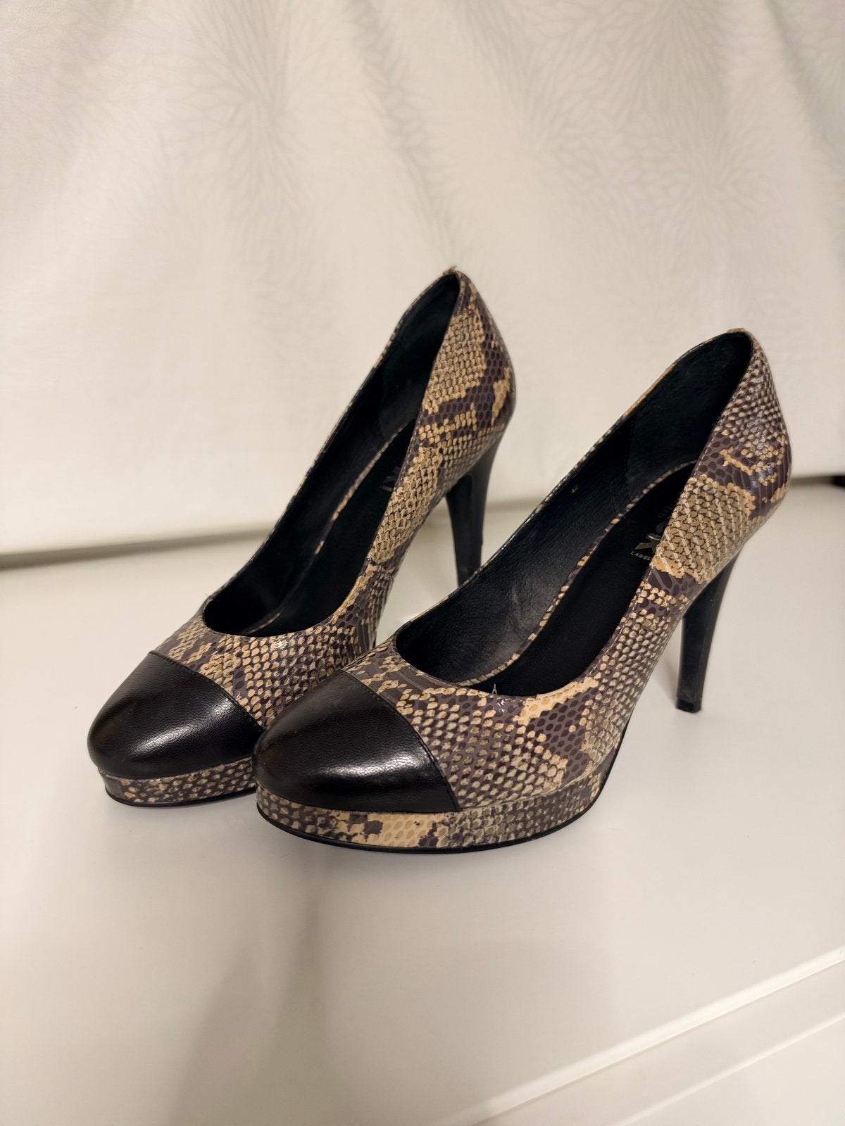 Leren pumps met slangmotief - Maat 41, 10 cm hak, Ophalen of Verzenden, Zo goed als nieuw, Pumps