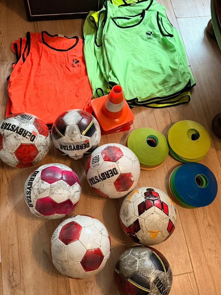 (Jeugd)Voetbaltrainingsset: Ballen, hesjes, pionnen en tas, Maat XL, Ophalen of Verzenden, Gebruikt, Set