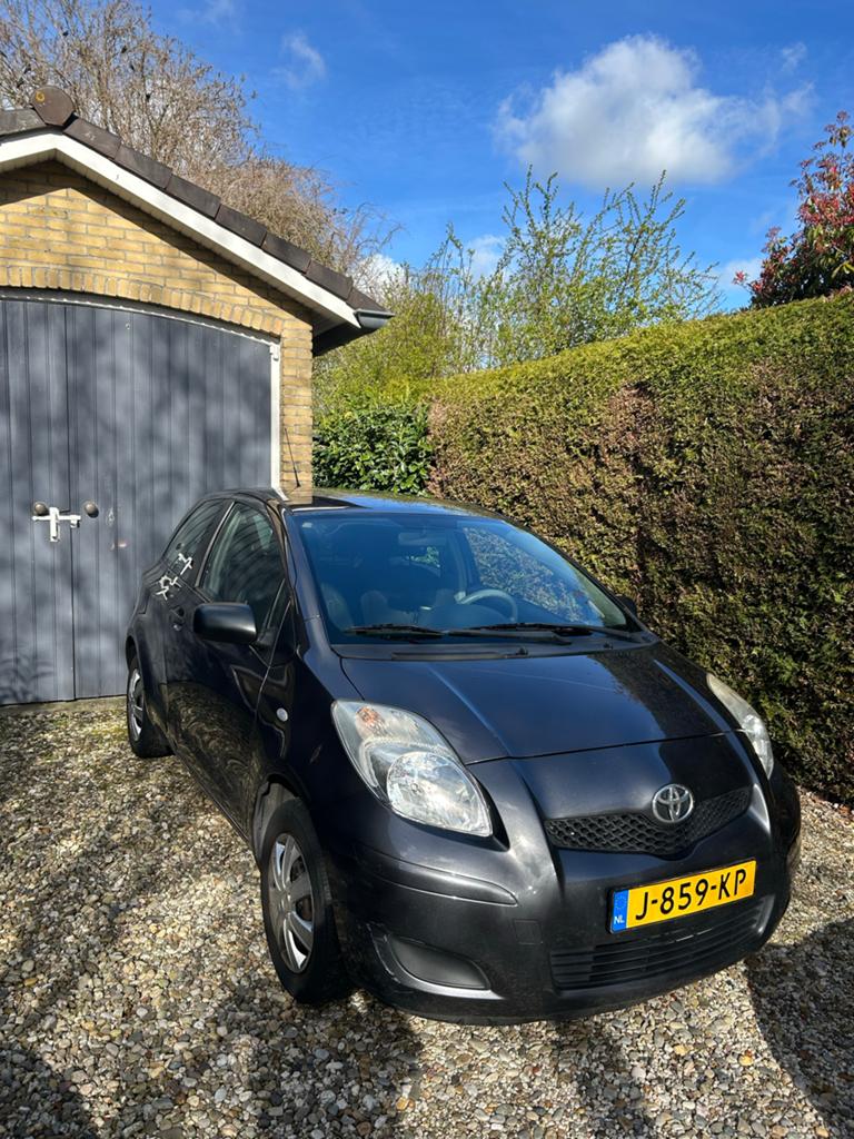 Toyota Yaris 1.0 12V Vvt-i 3DR Terra 2010 Grijs, Auto's, Voorwielaandrijving, 532 kg, 40 €/maand, 750 kg