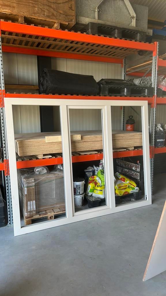 NIEUW: REHAU Kunststof Kozijn (RAL 9001) + Triple Glas, Ophalen, Kunststof, Raamkozijn, Zo goed als nieuw