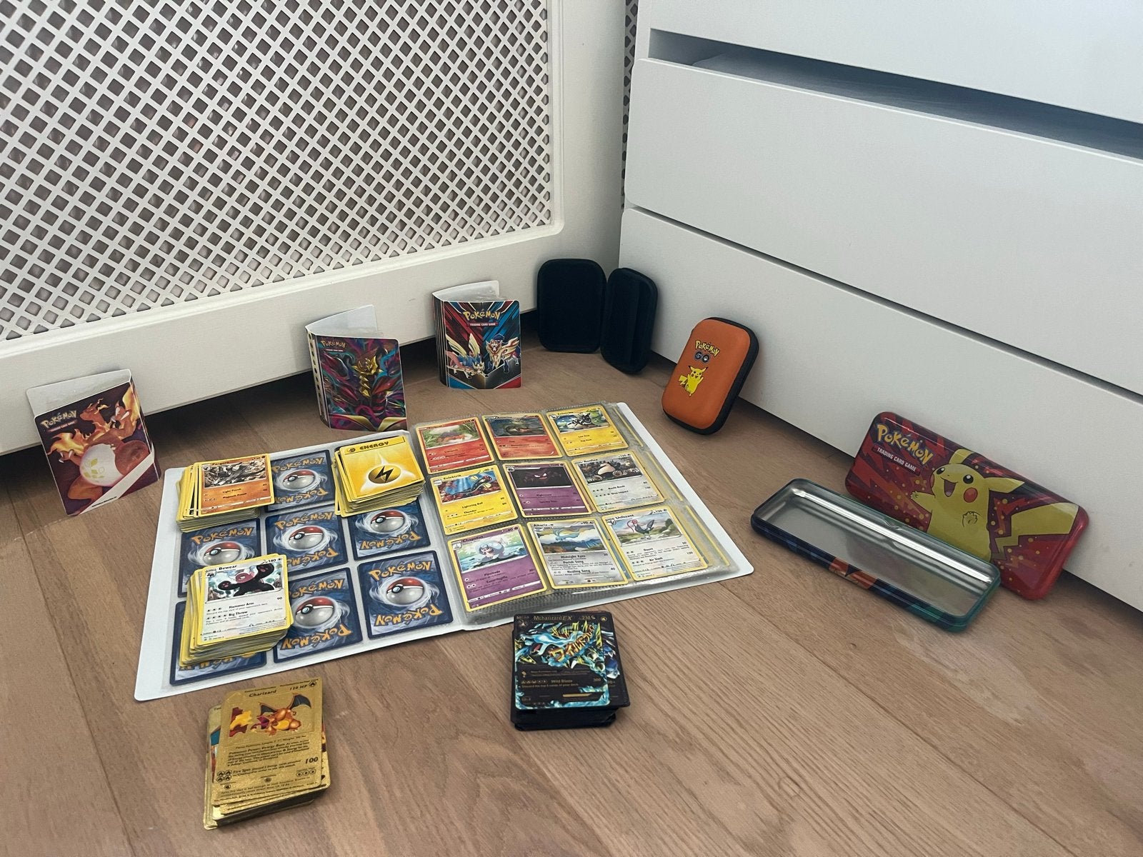 Pokémon kaarten en opbergmap - Diverse kaarten en accessoire, Ophalen of Verzenden, Zo goed als nieuw, Meerdere kaarten, Foil