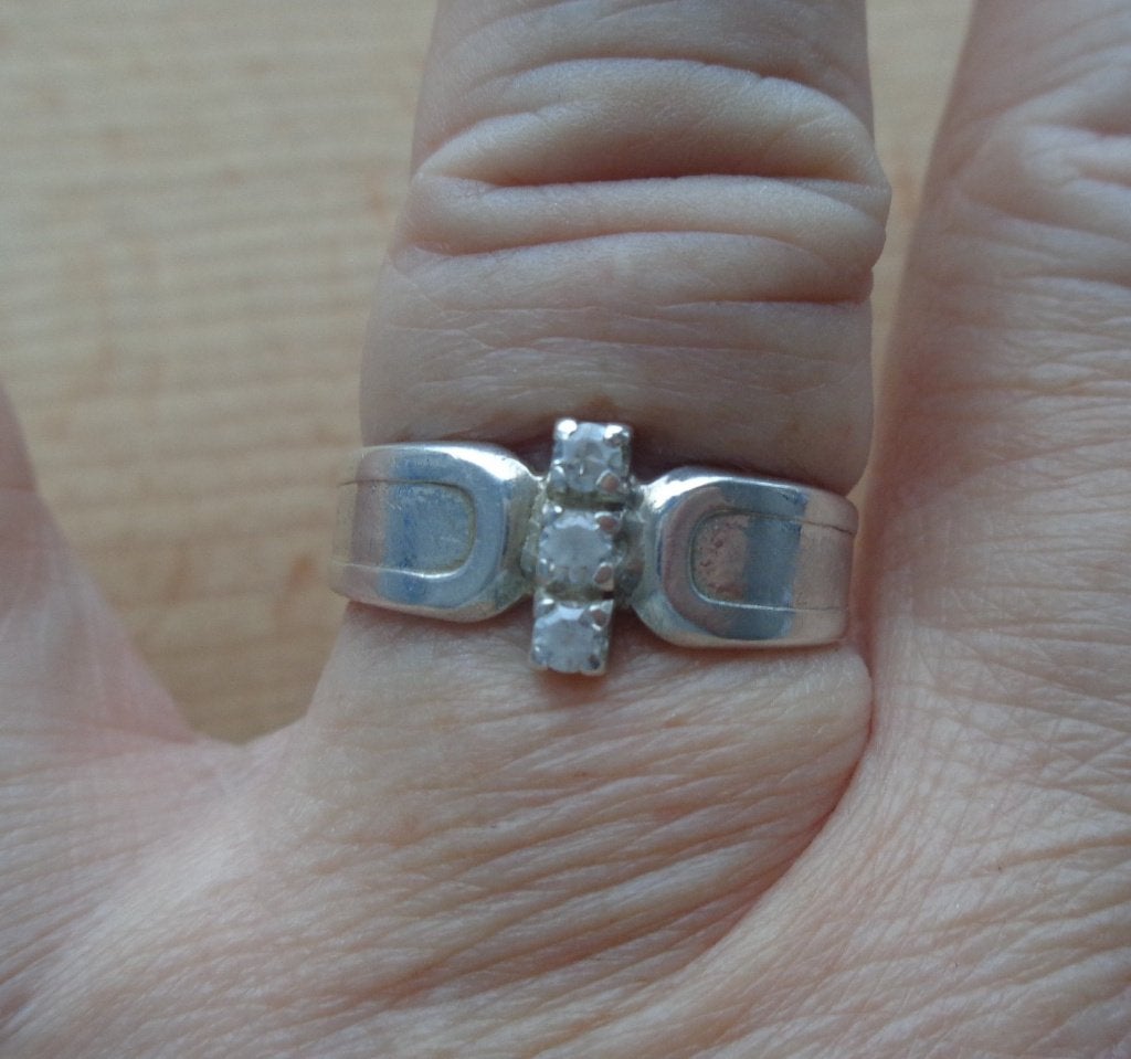 zilveren ring met drie heldere steentjes [199], Verzenden, Zo goed als nieuw, 17 tot 18, Dame
