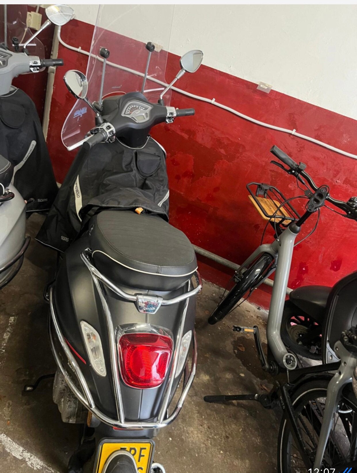 Zwarte vespa, Ophalen, Zo goed als nieuw