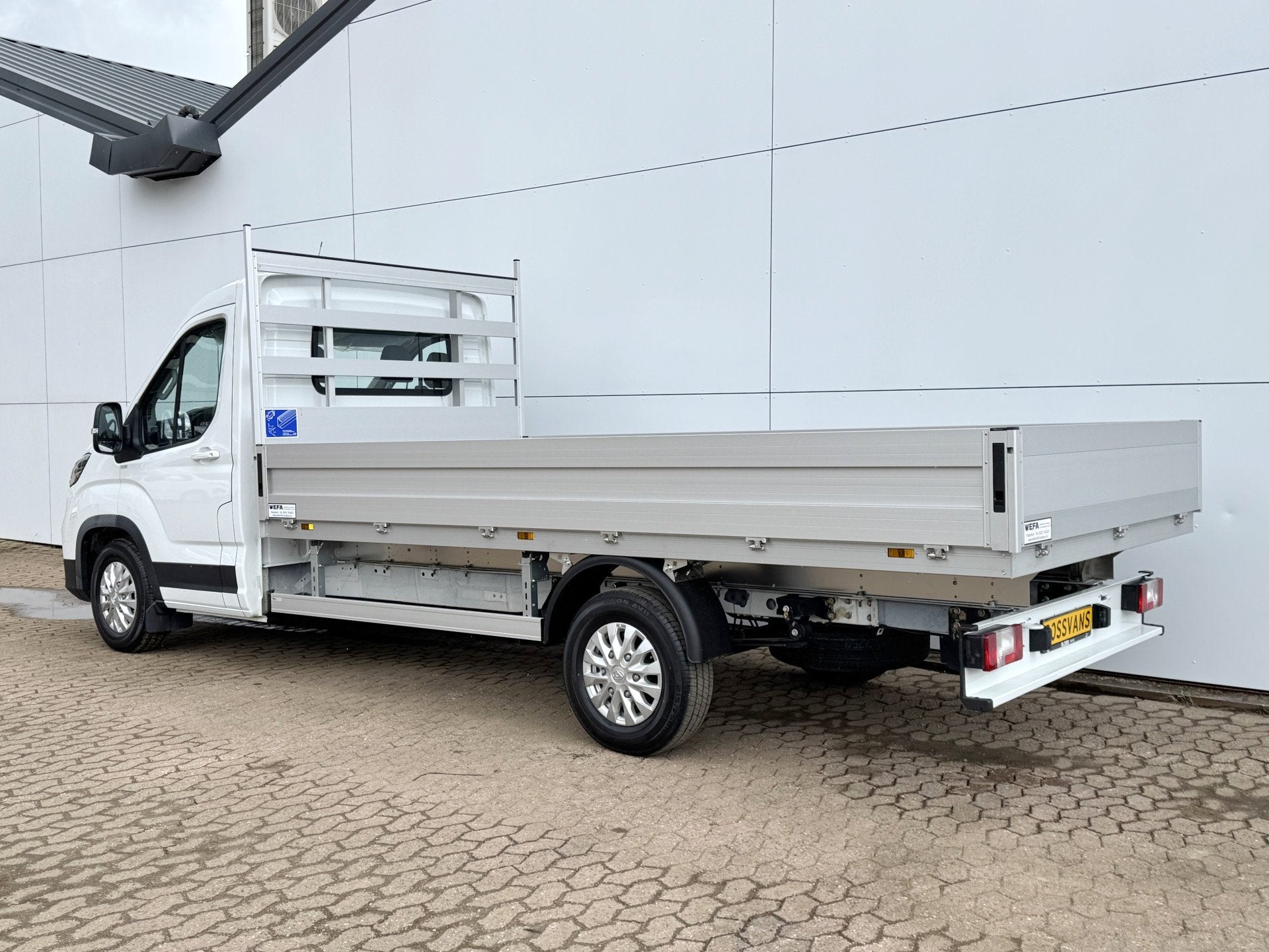 Maxus eDeliver 9 65kWh 204PK Nieuw! Open Laadbak 172km WLTP, Auto's, Bestelauto's, Maxus, Wit, Nieuw, 204 pk