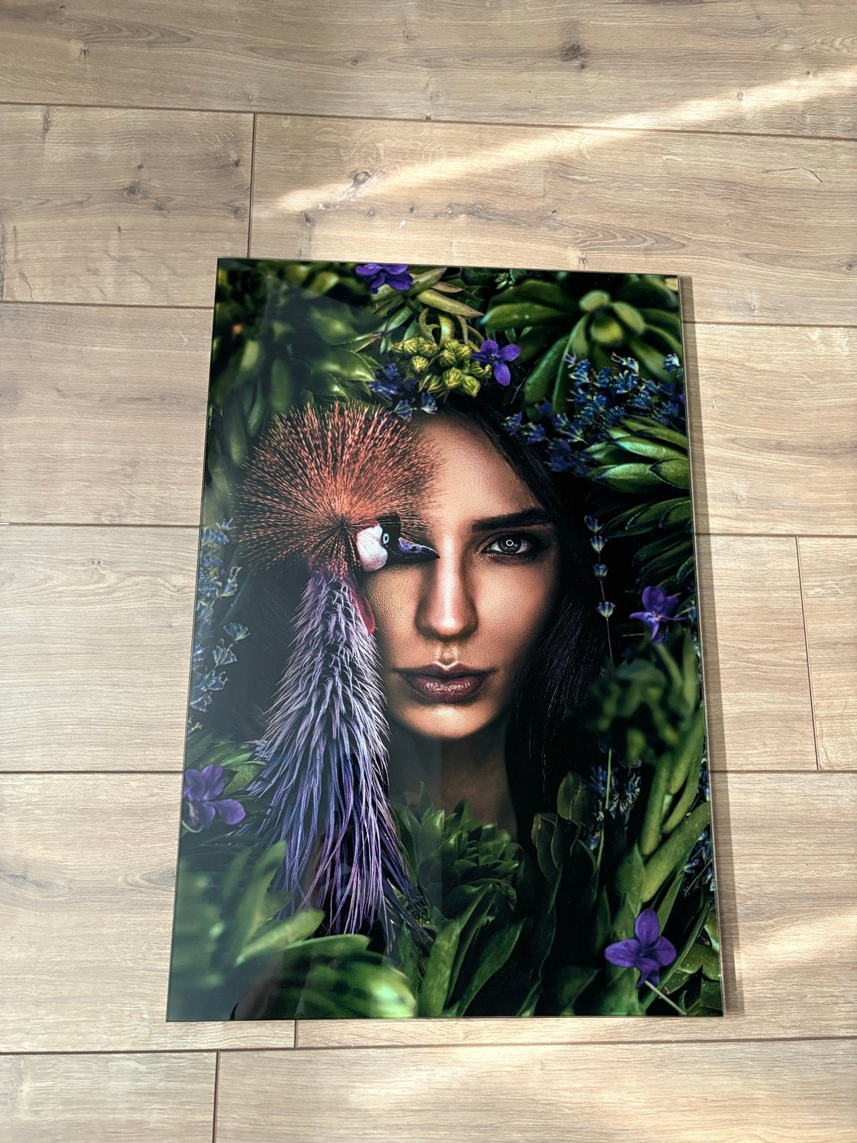 Prachtig Glas Schilderij: Vrouw met Bloemen en Vogel, Ophalen, Glas, Achter glas, Print