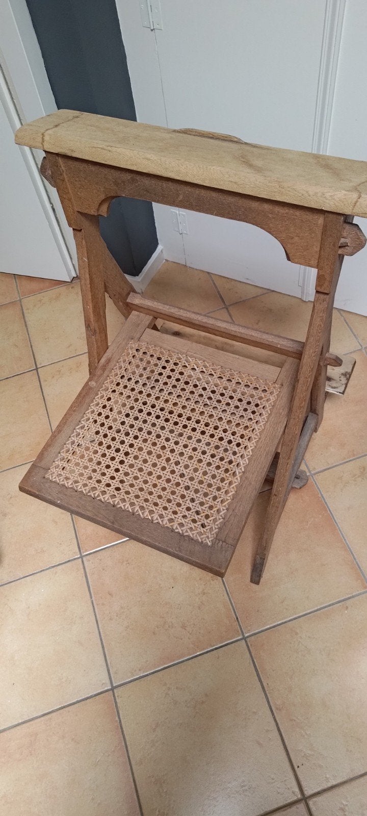 Antieke houten bidbank met rieten zitting, Ophalen