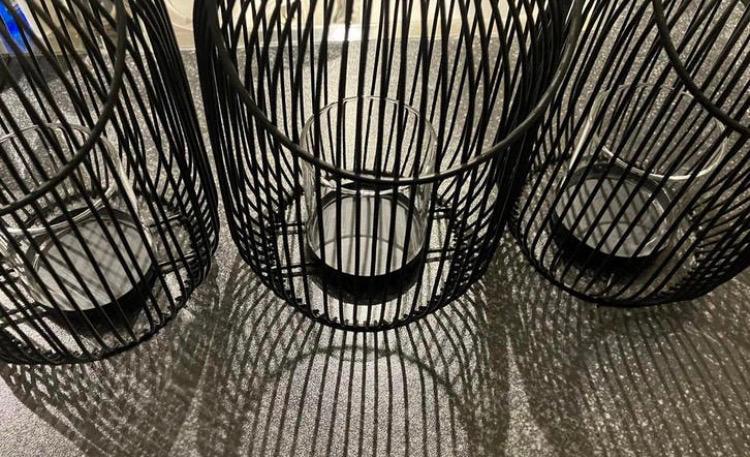 Windlicht zwart metaal met glas nieuw, Huis en Inrichting, Woonaccessoires | Kandelaars en Kaarsen, Overige materialen, Zwart