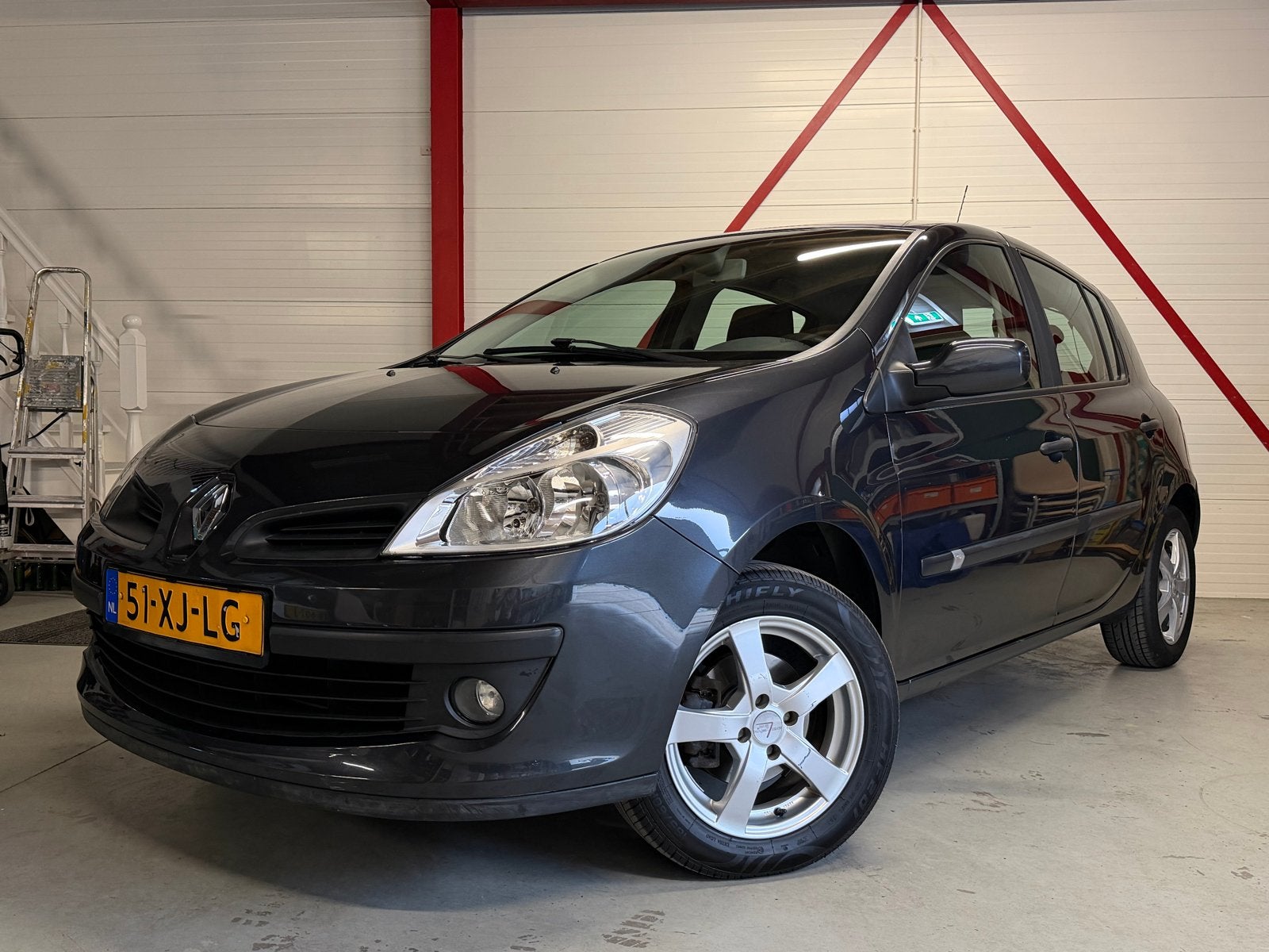 Renault Clio AUTOMAAT! Climate Control | Cruise | Parkeersen, Auto's, 4 cilinders, 1165 kg, Origineel Nederlands, Parkeersensor