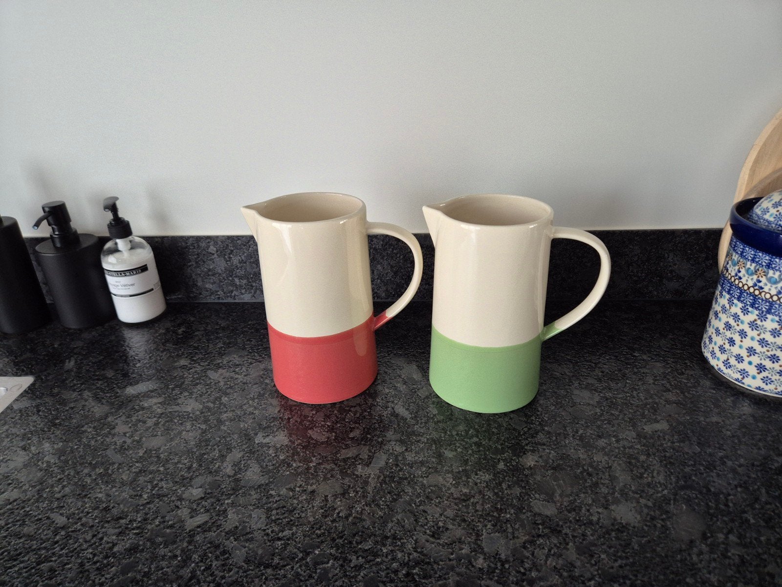 Postcodeloterij kannen roze en groen, Huis en Inrichting, Keuken | Servies, Ophalen, Overige stijlen