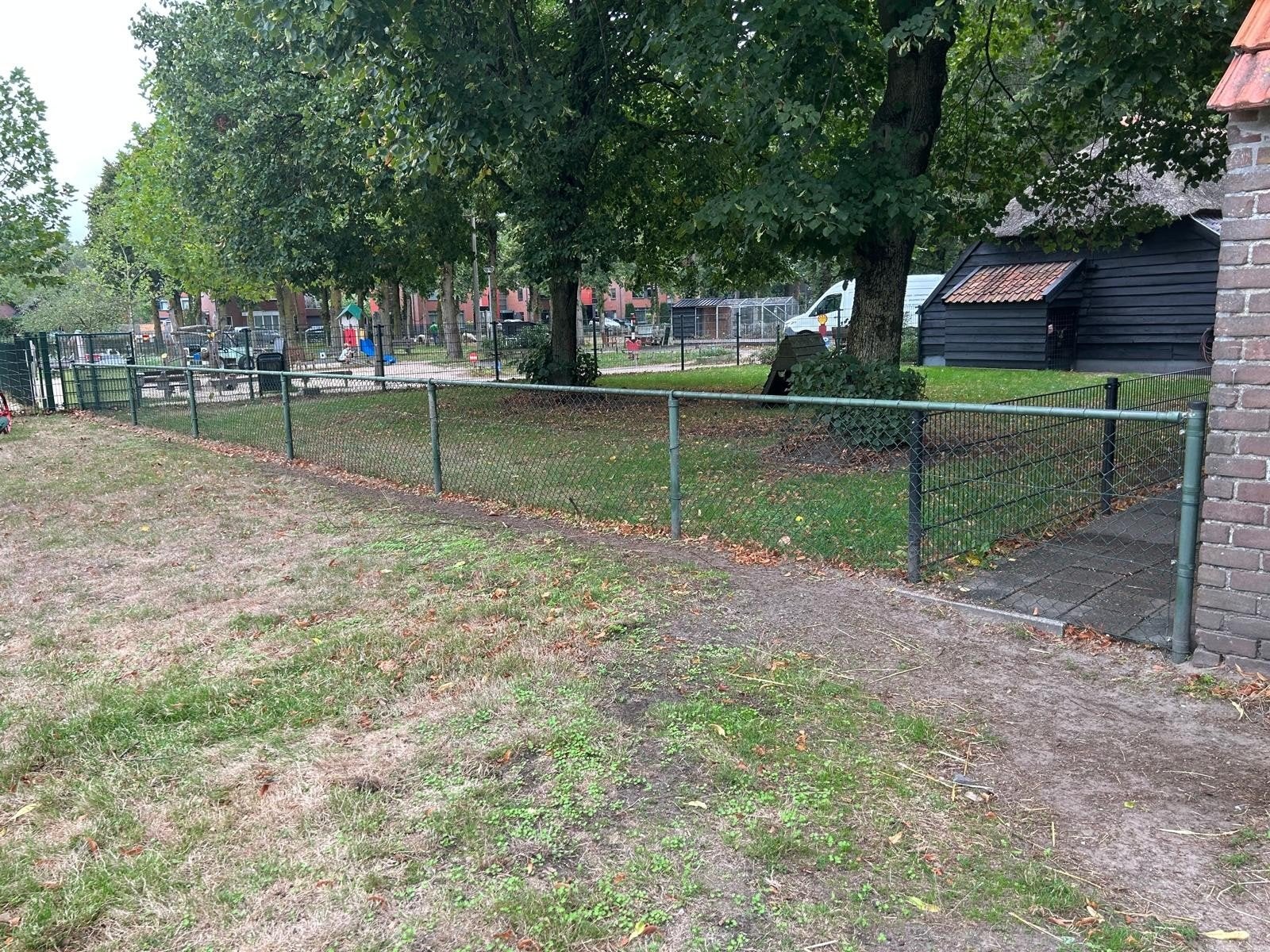 Gaashekwerk met looppoort