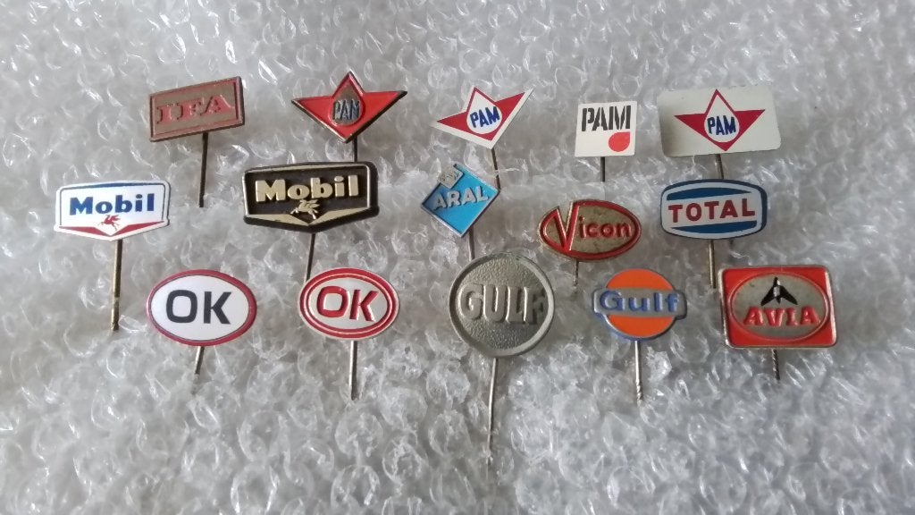 15 verschillende speldjes brandstoffen, Verzamelen, Speldjes, Pins en Buttons, Ophalen of Verzenden, Zo goed als nieuw, Overige onderwerpen