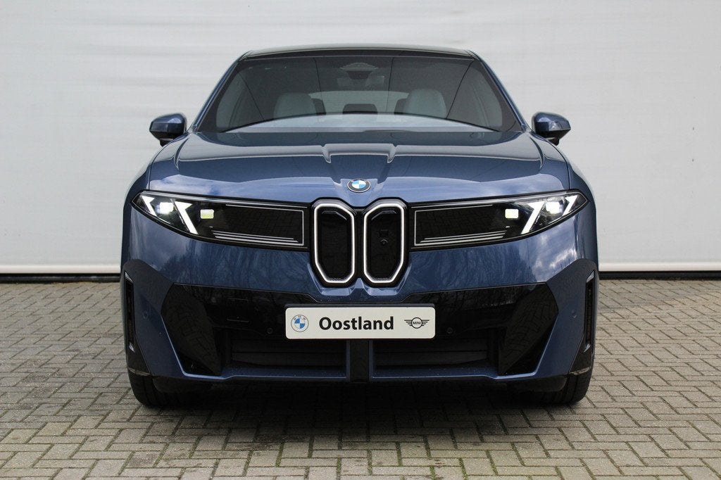BMW iX3 50 xDrive M Sport / Panoramadak / Trekhaak / Parking, Auto's, BMW, Automaat, Automatische klimaatregeling, Blauw, 2260 kg