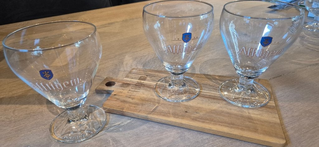 Affligem glazen 3 stuks met borrelplank, Ophalen of Verzenden, Gebruikt, Glas of Glazen, Overige merken