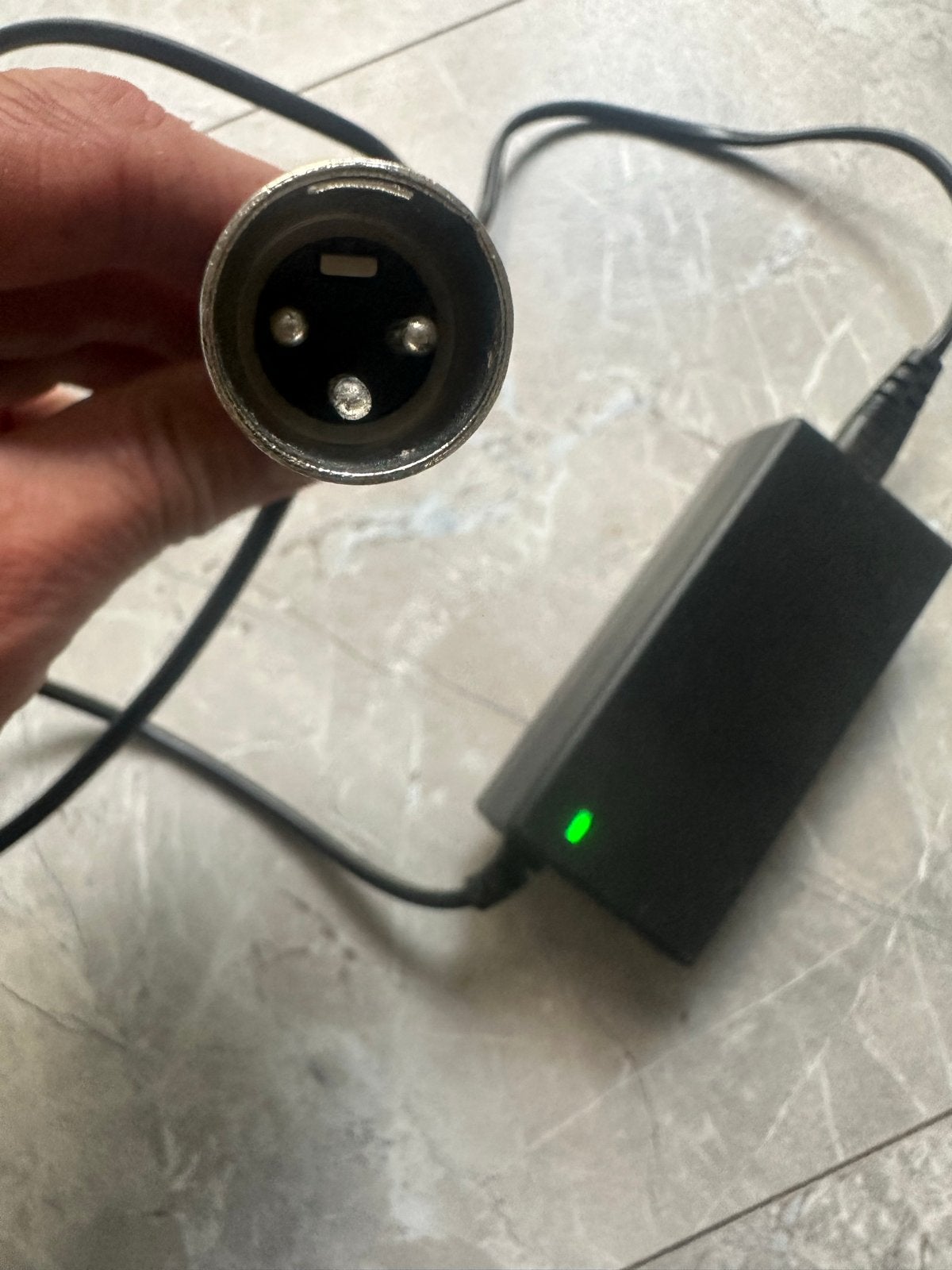 Oplader met 3-pins XLR-aansluiting, Ophalen of Verzenden, Gebruikt