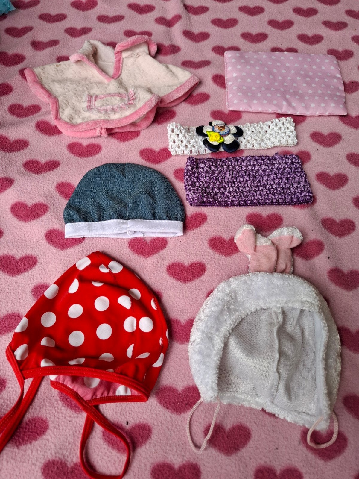 Poppenkleding en accessoires - diverse mutsjes en cape, Ophalen of Verzenden, Gebruikt, Overige typen