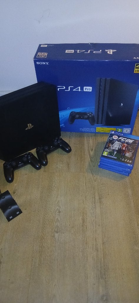 Foto 2 van PS4 Pro + 2 controllers