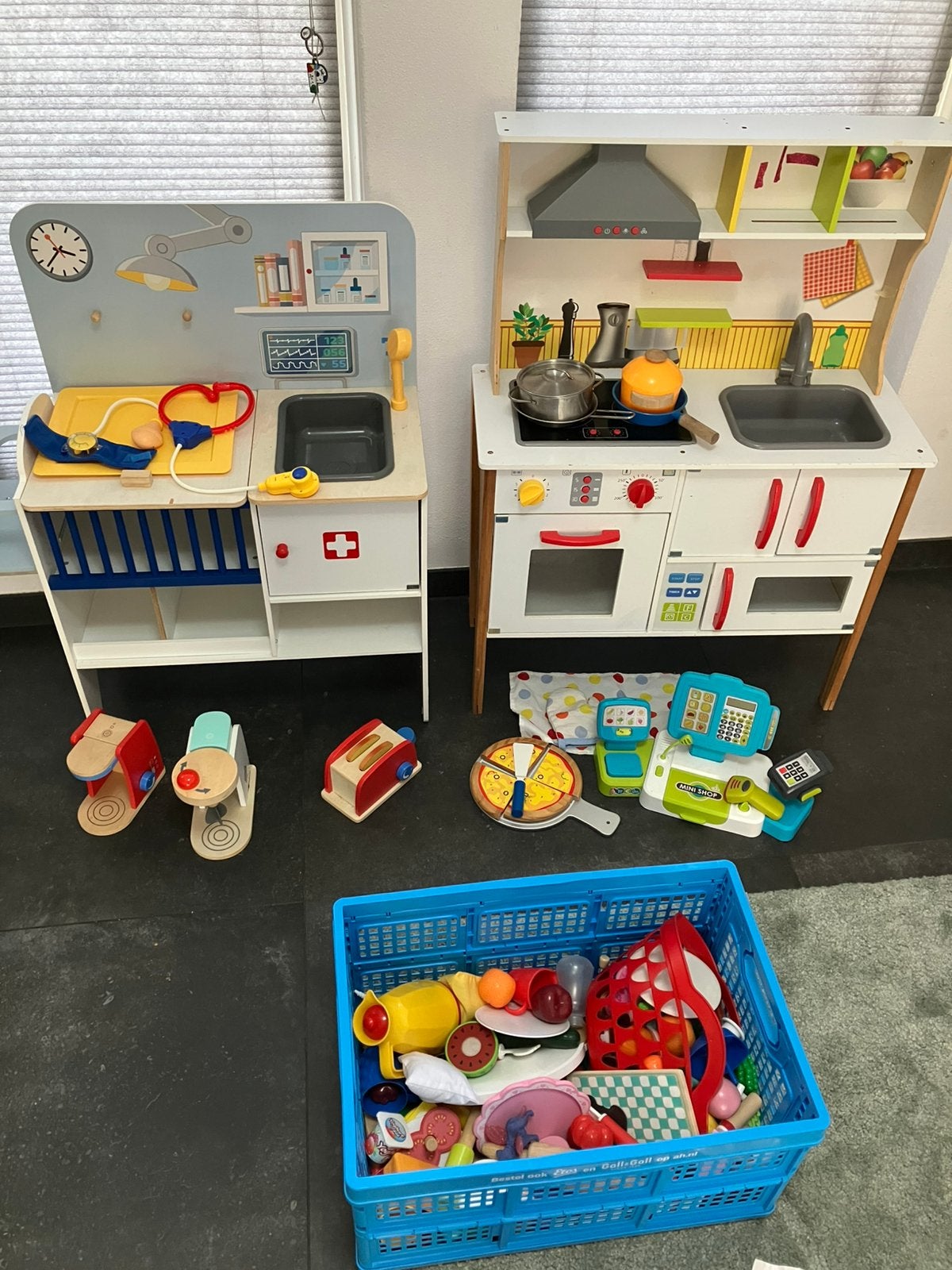 Speelgoedkeuken en operatietafel, Ophalen, Gebruikt, Hout, Speelkeuken