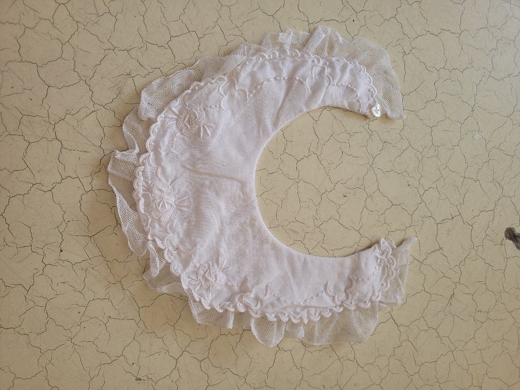 Antiek heel licht roze baby kraagje foto 1 t/m 4
