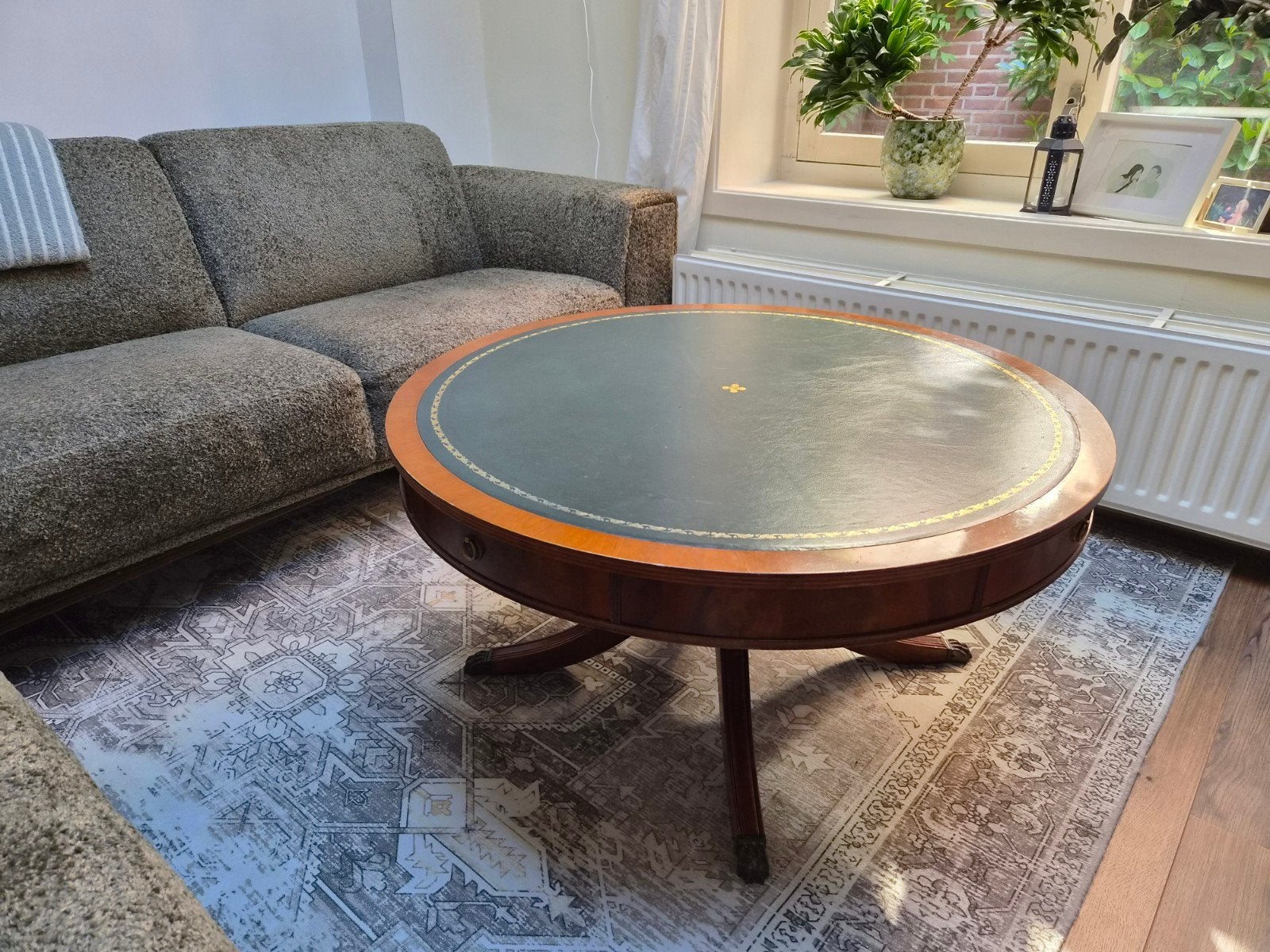 Regency Stijl Leren Salontafel - Rond met 4 Lades, Ophalen