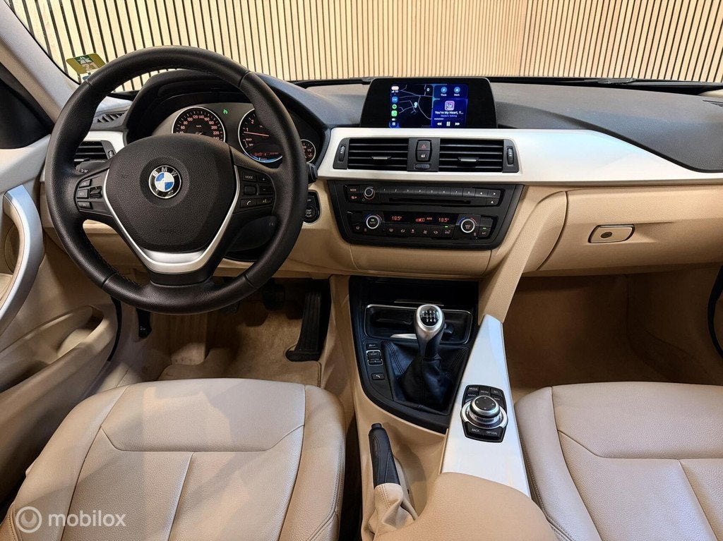 BMW 3-serie 320i Executive OrgNL 1eEIGNR! XENON CARPLAY LEER, Auto's, Achterwielaandrijving, Gebruikt, 4 cilinders, Zwart