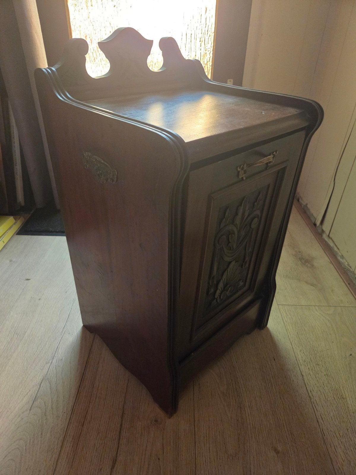 Antieke kolenkit / haardhoutbak van hout, Ophalen