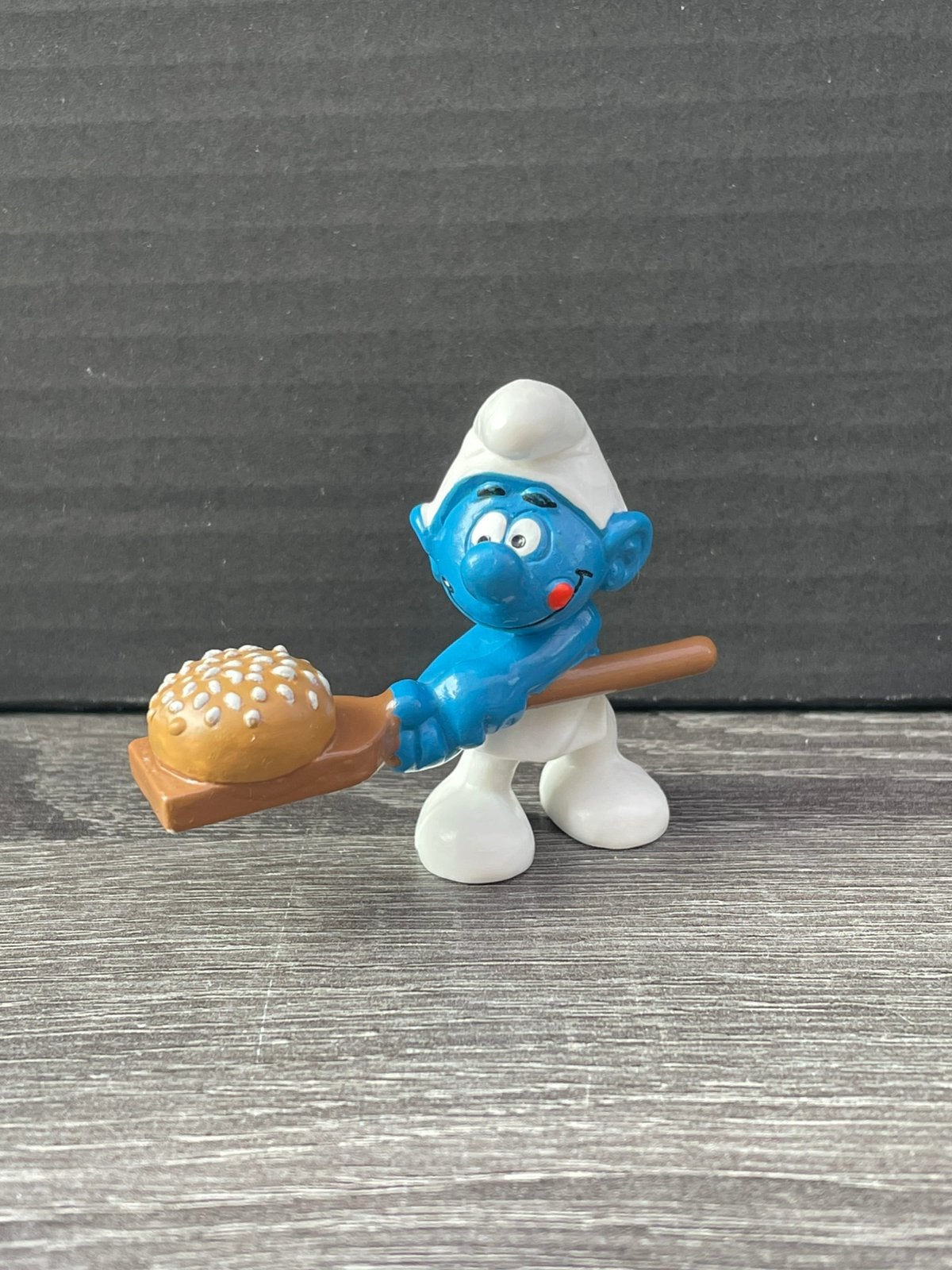 Smurf mc donald met broodje - Vintage Smurfen figuur, Ophalen of Verzenden, Gebruikt, Smulsmurf, Poppetje, Figuurtje of Knuffel