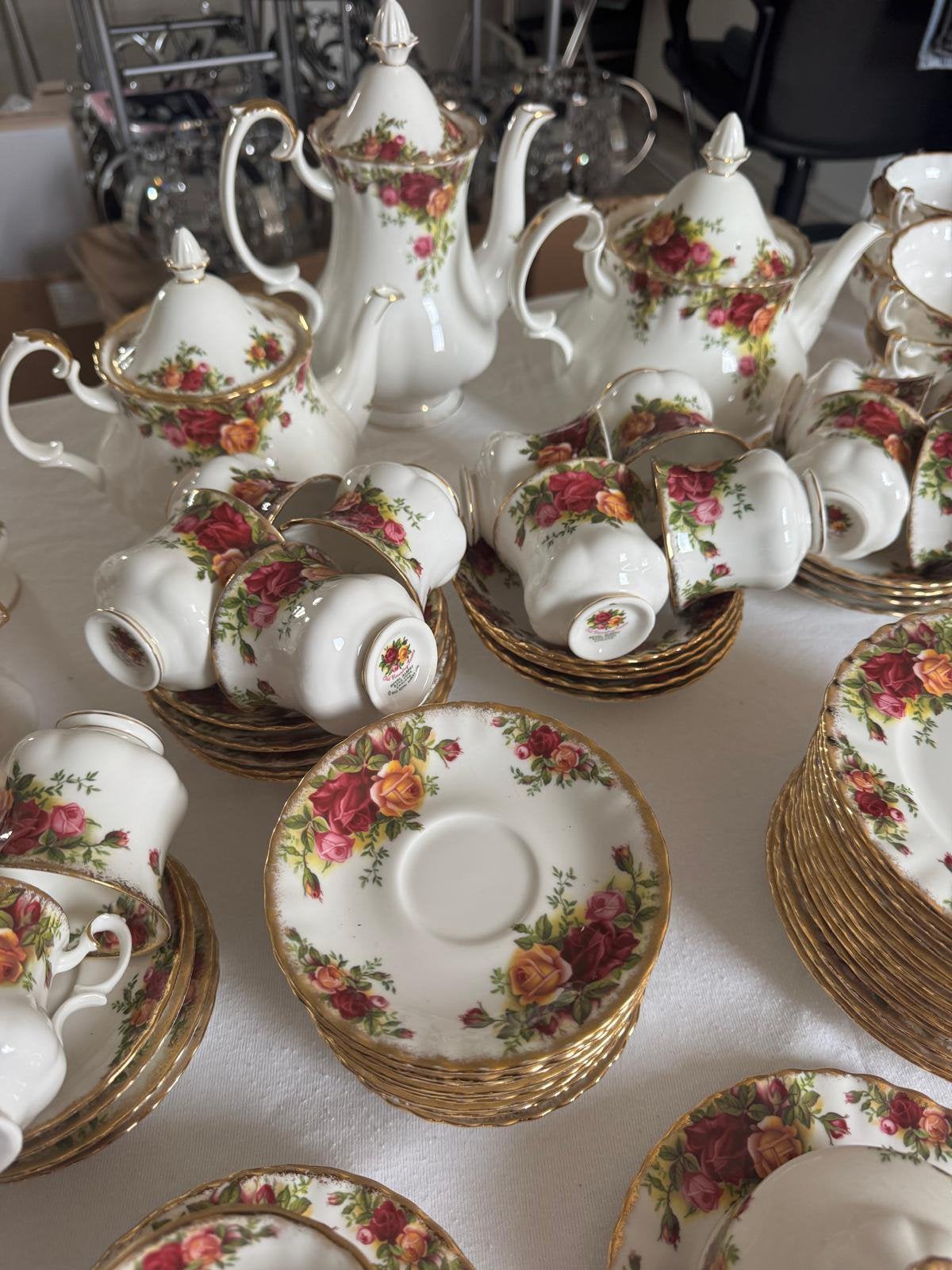 100 delig set Royal Albert - alleen serieuze biedingen graag, Ophalen