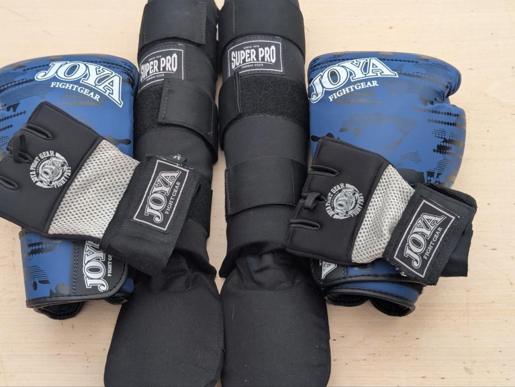 Kickboksset,handschoenen, scheenbeschermers, binnenhands, Maat S, Ophalen of Verzenden, Zo goed als nieuw, Vechtsportbescherming