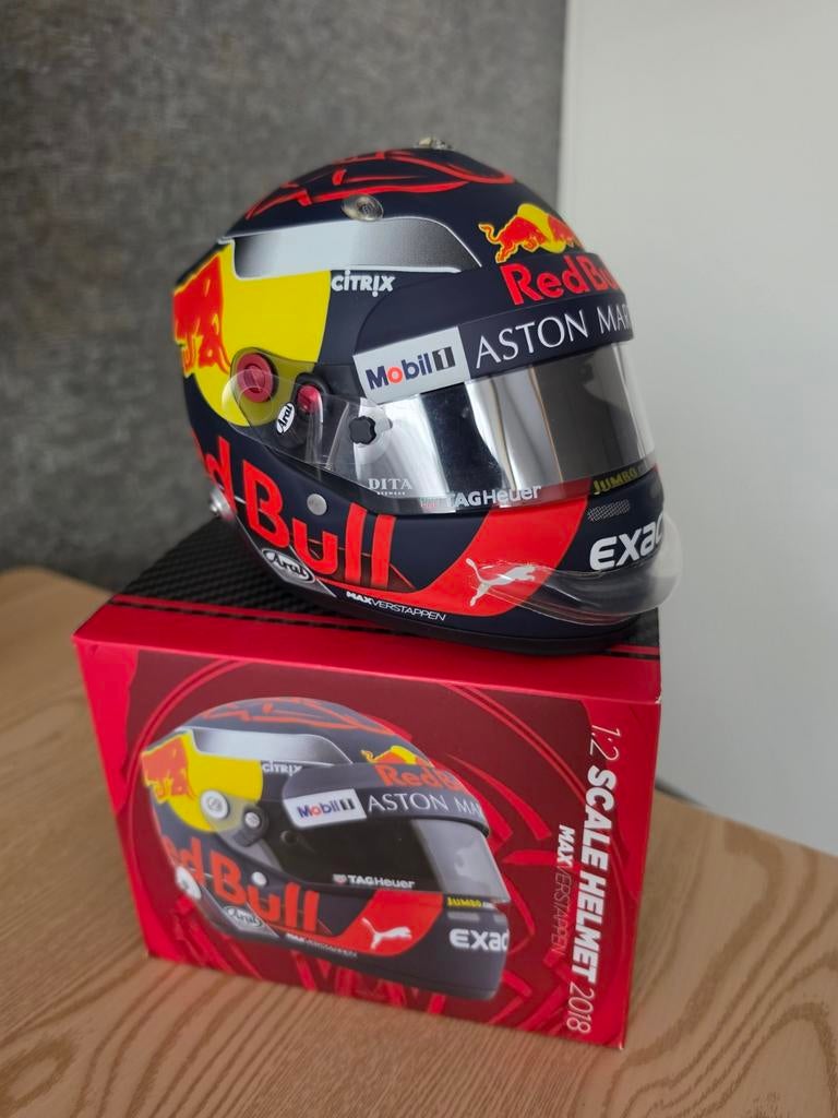 Max Verstappen 1:2 helm 'Seizoen 2018' (diverse add-ons), Verzamelen, Automerken, Motoren en Formule 1, Ophalen of Verzenden, Zo goed als nieuw
