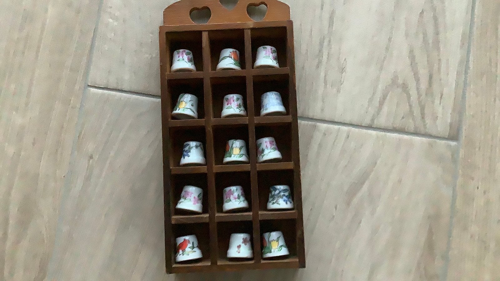 Mooi houten huisje met vijftien porseleinen vingerhoedjes, Ophalen of Verzenden, Zo goed als nieuw