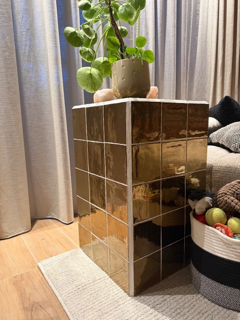 Bijzettafel tegels goud, Huis en Inrichting, Tafels | Bijzettafels, Overige materialen, Minder dan 55 cm, Zo goed als nieuw, Rechthoekig