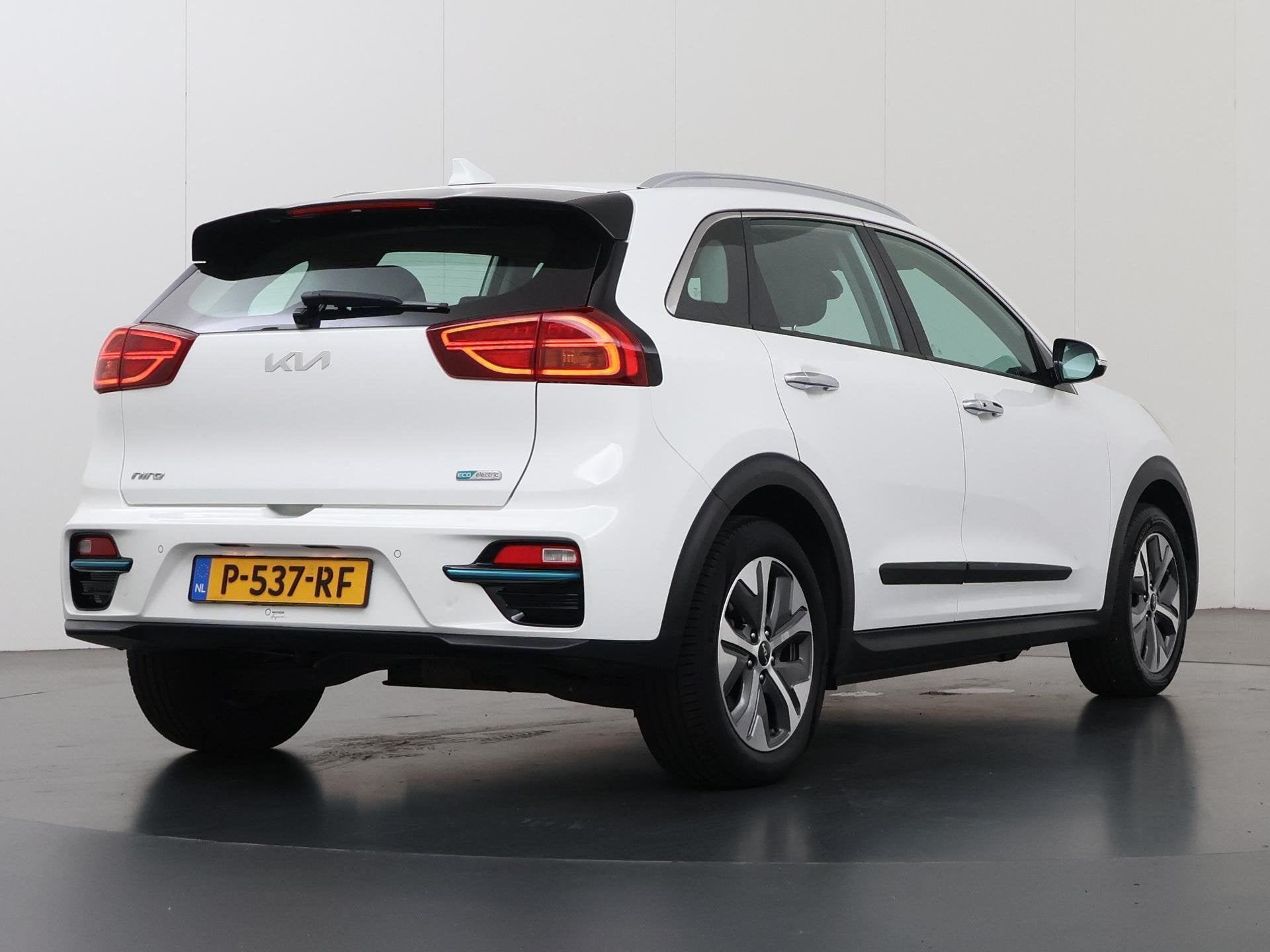Kia e-Niro DynamicLine 64 kWh | Navigatie | Climate Control, Gebruikt, 1712 kg, Leder en Stof, Wit