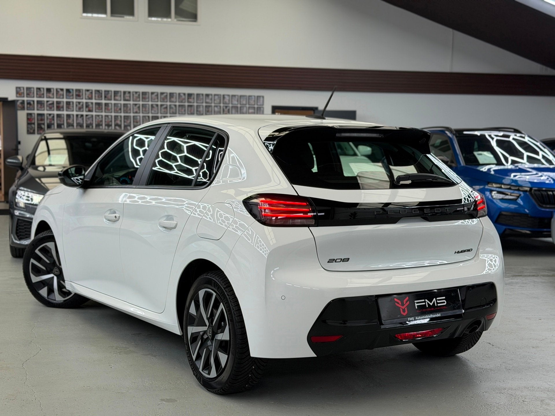Peugeot 208 1.2 Hybrid 110 e-DCS6 Active CarPlay, Auto's, Zwart, 1199 cc, Met garantie (alle), Wit